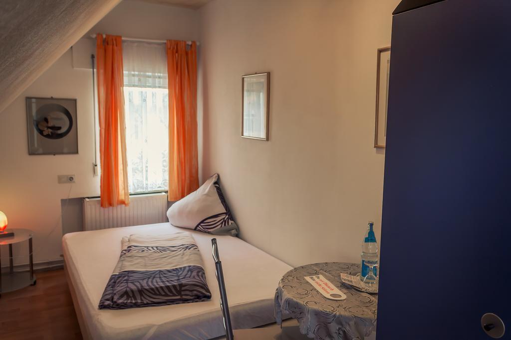 Hotel Adler Aichelberg  Rum bild